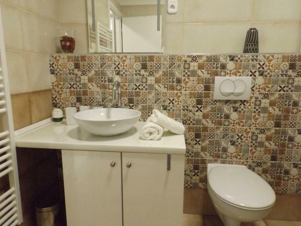 Vitalis Apartman Eger Buitenkant foto