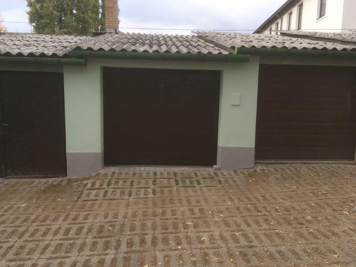 Vitalis Apartman Eger Buitenkant foto