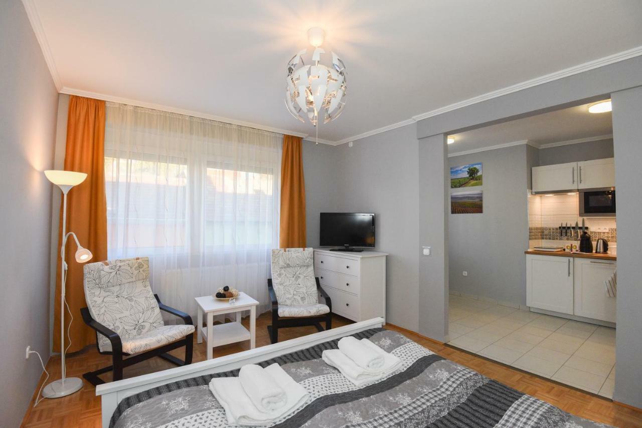 Vitalis Apartman Eger Buitenkant foto