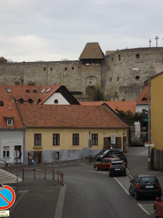 Vitalis Apartman Eger Buitenkant foto