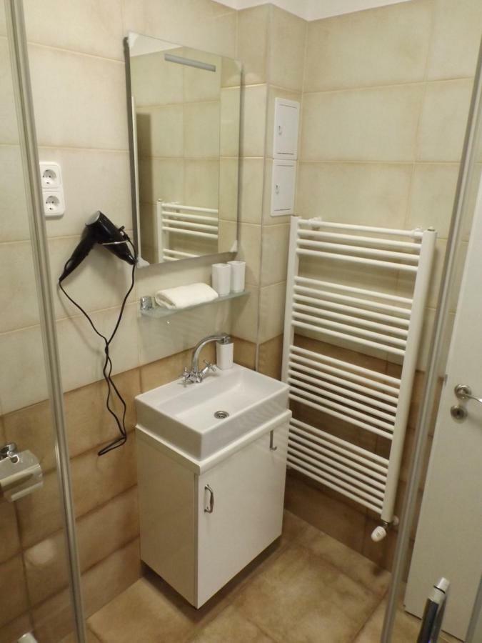 Vitalis Apartman Eger Buitenkant foto