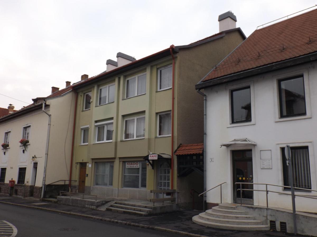 Vitalis Apartman Eger Buitenkant foto