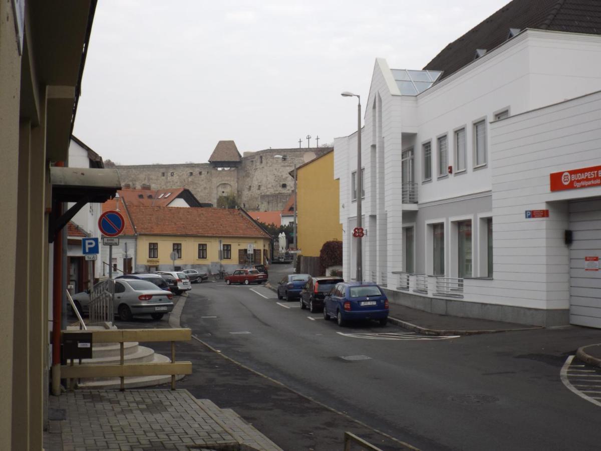 Vitalis Apartman Eger Buitenkant foto