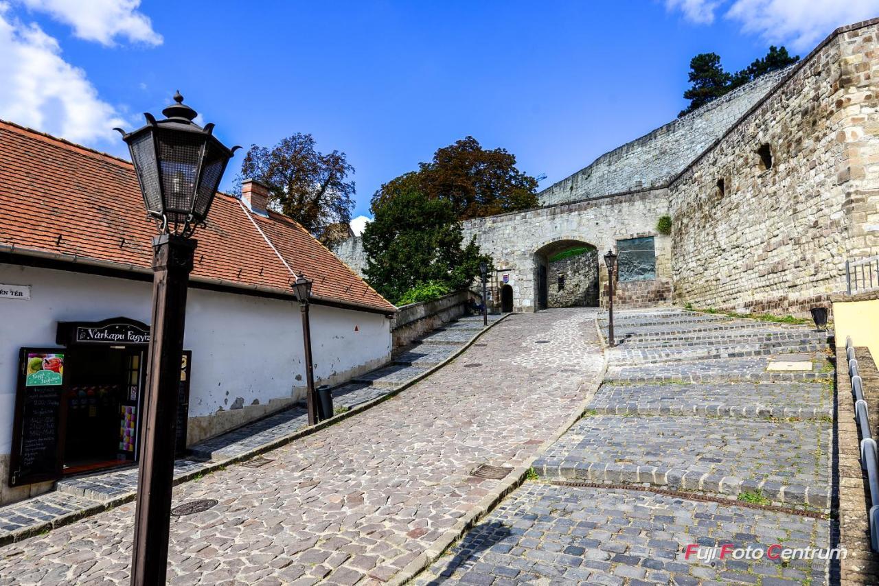 Vitalis Apartman Eger Buitenkant foto